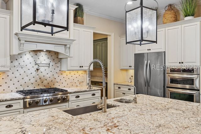 13 Hummock Pl, Hilton Head Island, SC 29926