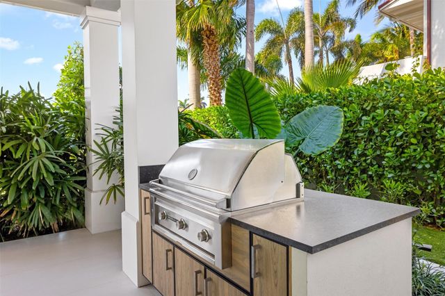 2520 DEL LAGO Drive, Fort Lauderdale, FL 33316