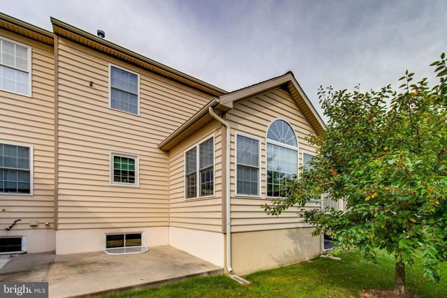 1304 WILLOW CREEK DR, Mount Joy, PA 17552