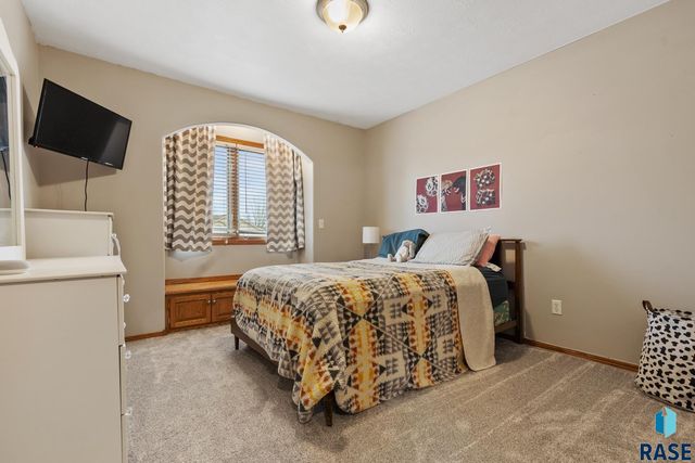 3205 S Bluegrass Ct Court, Sioux Falls, SD 57103