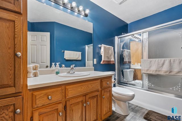 3205 S Bluegrass Ct Court, Sioux Falls, SD 57103