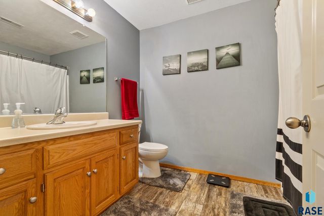 3205 S Bluegrass Ct Court, Sioux Falls, SD 57103