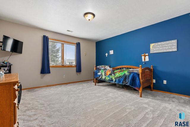 3205 S Bluegrass Ct Court, Sioux Falls, SD 57103