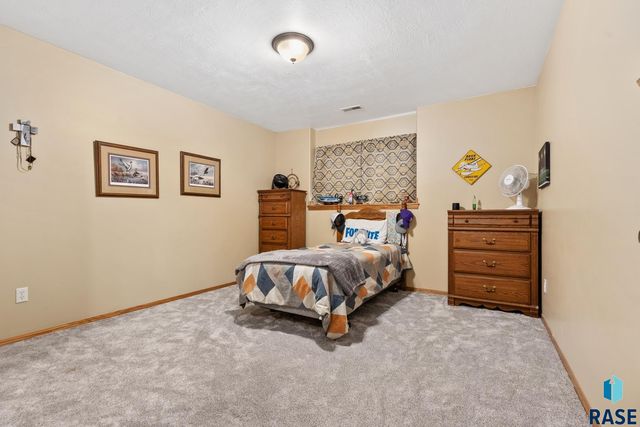 3205 S Bluegrass Ct Court, Sioux Falls, SD 57103