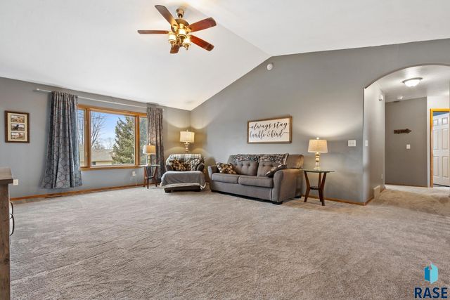 3205 S Bluegrass Ct Court, Sioux Falls, SD 57103