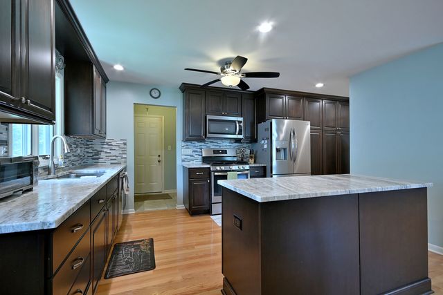 823 Milbeck Avenue, Elk Grove Village, IL 60007