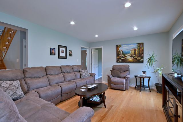 823 Milbeck Avenue, Elk Grove Village, IL 60007