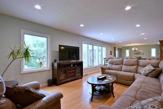 823 Milbeck Avenue, Elk Grove Village, IL 60007