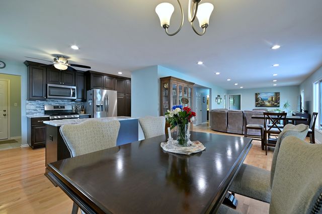 823 Milbeck Avenue, Elk Grove Village, IL 60007