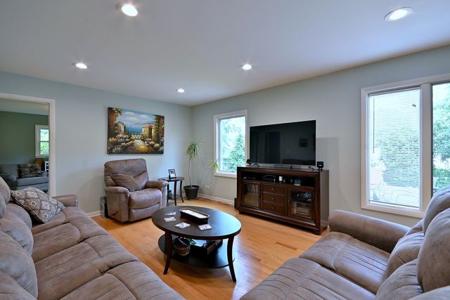 823 Milbeck Avenue, Elk Grove Village, IL 60007