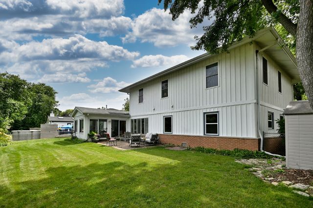 823 Milbeck Avenue, Elk Grove Village, IL 60007