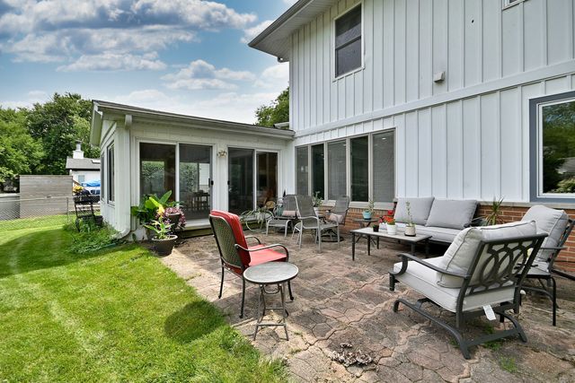 823 Milbeck Avenue, Elk Grove Village, IL 60007