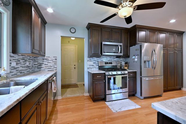 823 Milbeck Avenue, Elk Grove Village, IL 60007