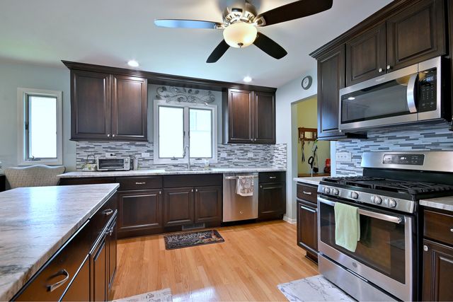 823 Milbeck Avenue, Elk Grove Village, IL 60007