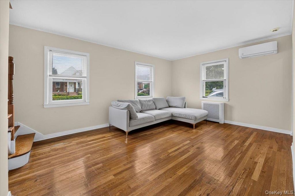 14 Ivy Place, Valley Stream, NY 11581