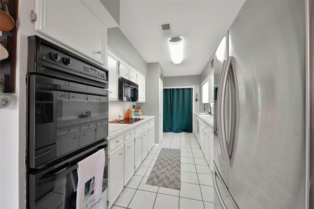 1728 E Lake Drive, Huntsville, TX 77340