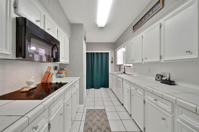1728 E Lake Drive, Huntsville, TX 77340