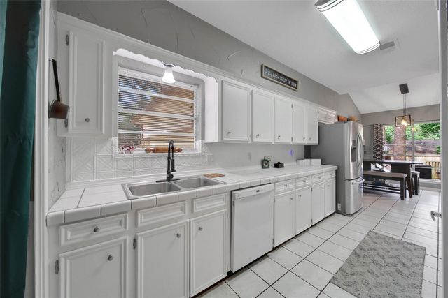 1728 E Lake Drive, Huntsville, TX 77340