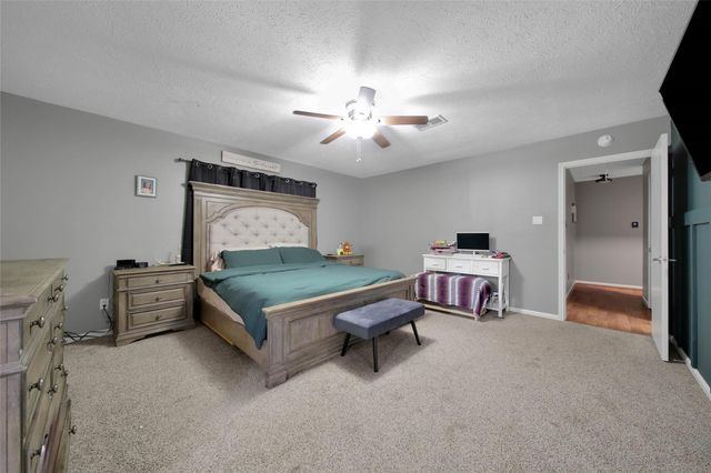 1728 E Lake Drive, Huntsville, TX 77340