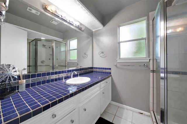 1728 E Lake Drive, Huntsville, TX 77340