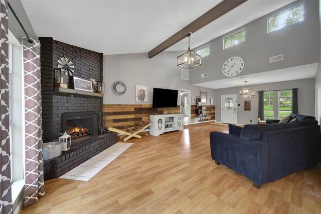 1728 E Lake Drive, Huntsville, TX 77340