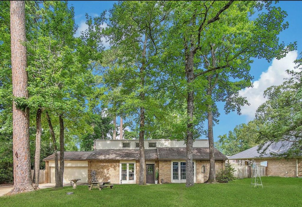 1728 E Lake Drive, Huntsville, TX 77340
