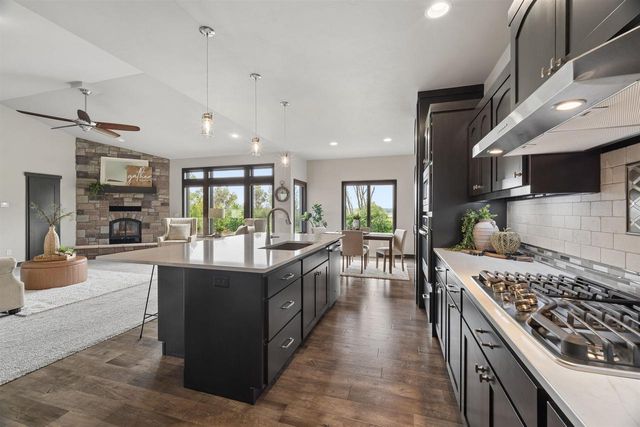W5975 AUTUMN HILLS PARKWAY, Appleton, WI 54913