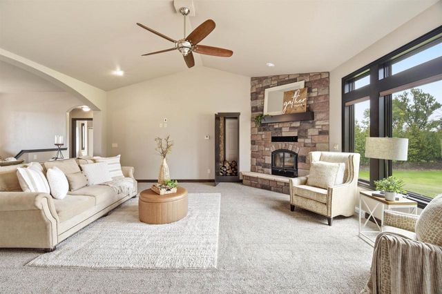 W5975 AUTUMN HILLS PARKWAY, Appleton, WI 54913