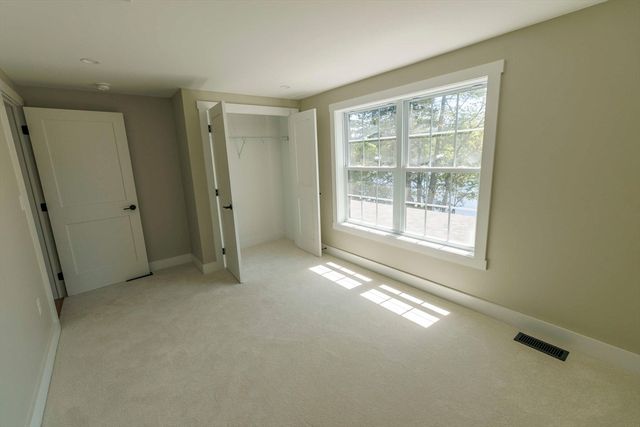 39 Lakeview Dr, Nottingham, NH 03290