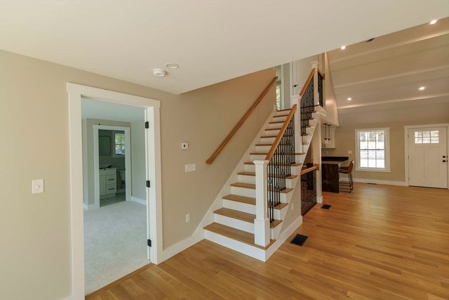39 Lakeview Dr, Nottingham, NH 03290
