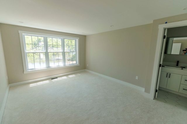 39 Lakeview Dr, Nottingham, NH 03290