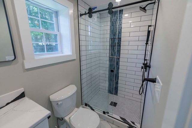 39 Lakeview Dr, Nottingham, NH 03290