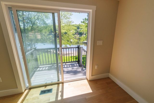 39 Lakeview Dr, Nottingham, NH 03290