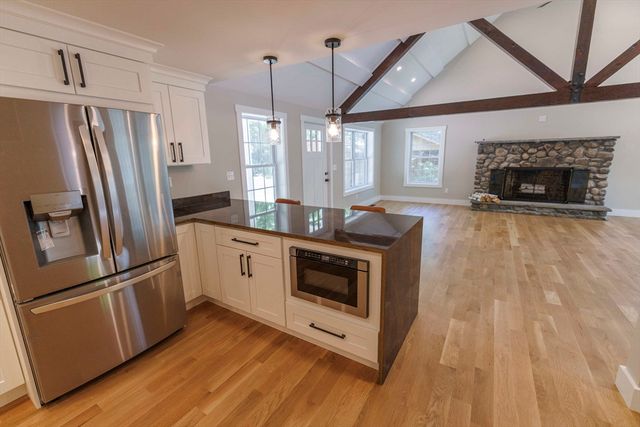 39 Lakeview Dr, Nottingham, NH 03290