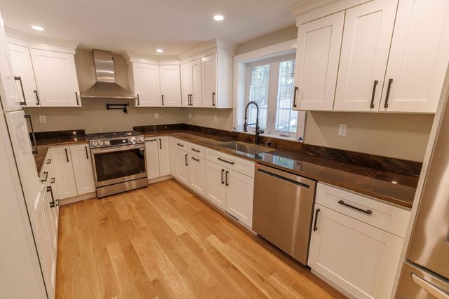 39 Lakeview Dr, Nottingham, NH 03290