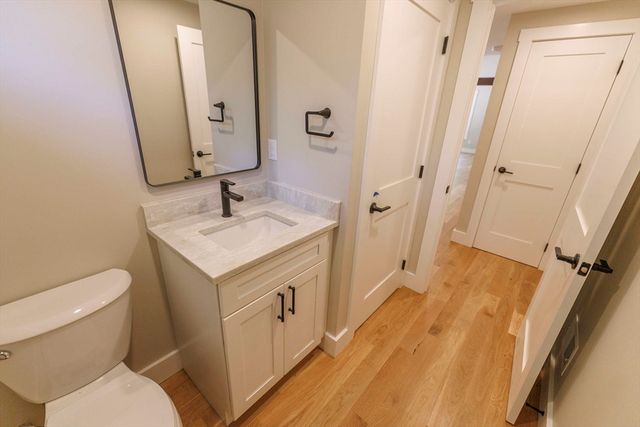 39 Lakeview Dr, Nottingham, NH 03290