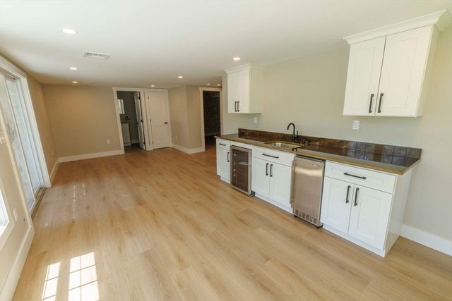 39 Lakeview Dr, Nottingham, NH 03290