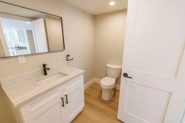 39 Lakeview Dr, Nottingham, NH 03290