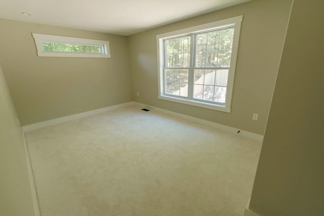 39 Lakeview Dr, Nottingham, NH 03290