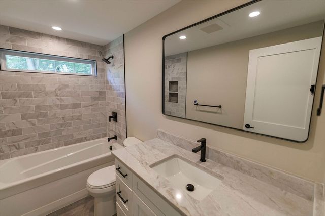 39 Lakeview Dr, Nottingham, NH 03290