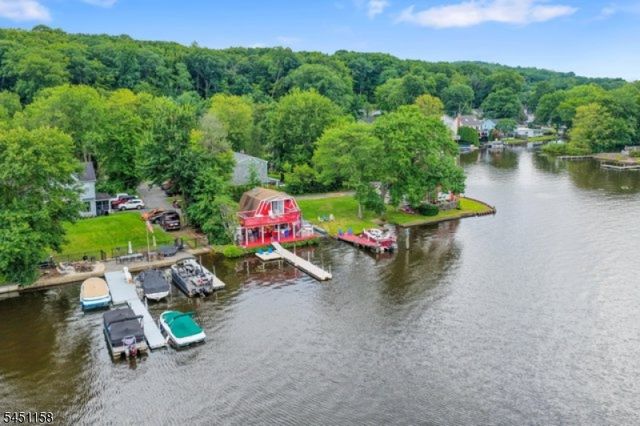 8 Shallow Cove Rd, Jefferson Twp., NJ 07849