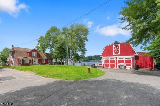 8 Shallow Cove Rd, Jefferson Twp., NJ 07849