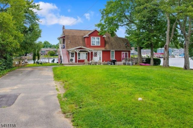 8 Shallow Cove Rd, Jefferson Twp., NJ 07849