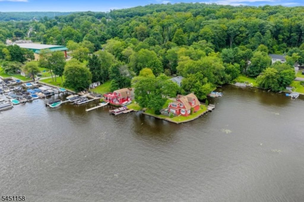 8 Shallow Cove Rd, Jefferson Twp., NJ 07849