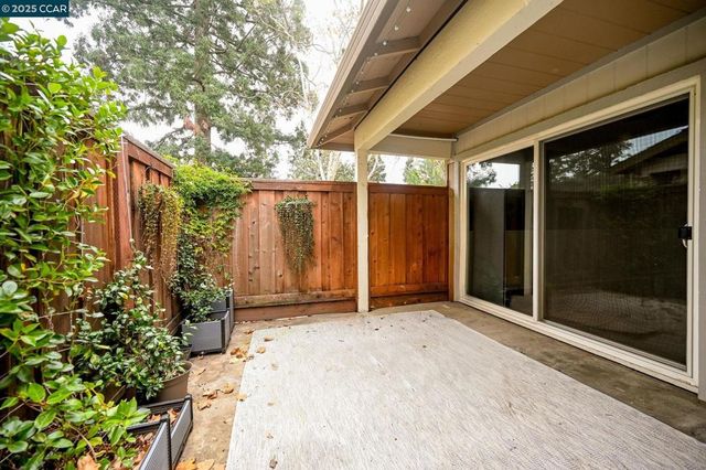 61 Fountainhead Ct, Martinez, CA 94553