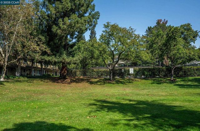 61 Fountainhead Ct, Martinez, CA 94553