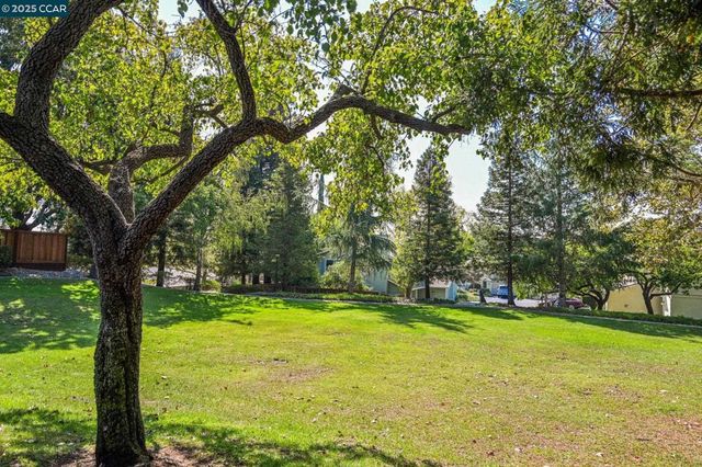 61 Fountainhead Ct, Martinez, CA 94553