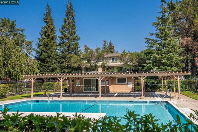 61 Fountainhead Ct, Martinez, CA 94553