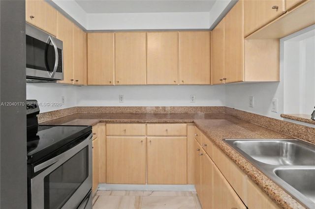 2475 Brickell Ave 704, Miami, FL 33129