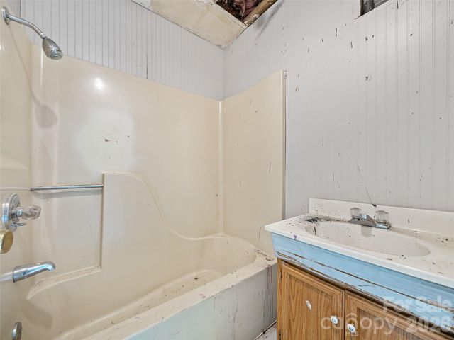 9851 Double Island Road, Green Mountain, NC 28740